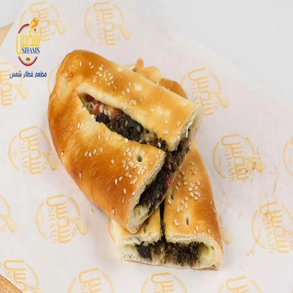 فطيرة جبن عكاوي نقانق